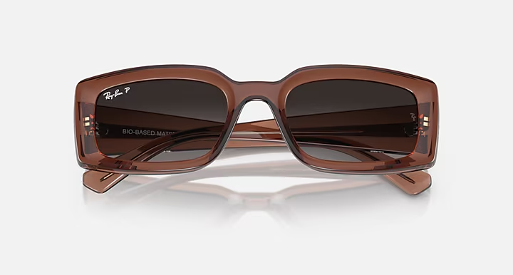 عینک آفتابی ری‌بن مدل RB4395 6678/T3 KILIANE، فریم شفاف قهوه‌ای با عدسی پلاریزه خاکستری کیلیِن بیس‌بیولوژیک