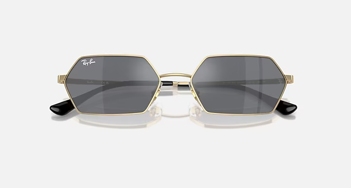 عینک آفتابی ری‌بن مدل یِوی YEVI RB3728 92136V با فریم طلایی روشن و عدسی خاکستری آینه‌ای Grey Mirror Lenses